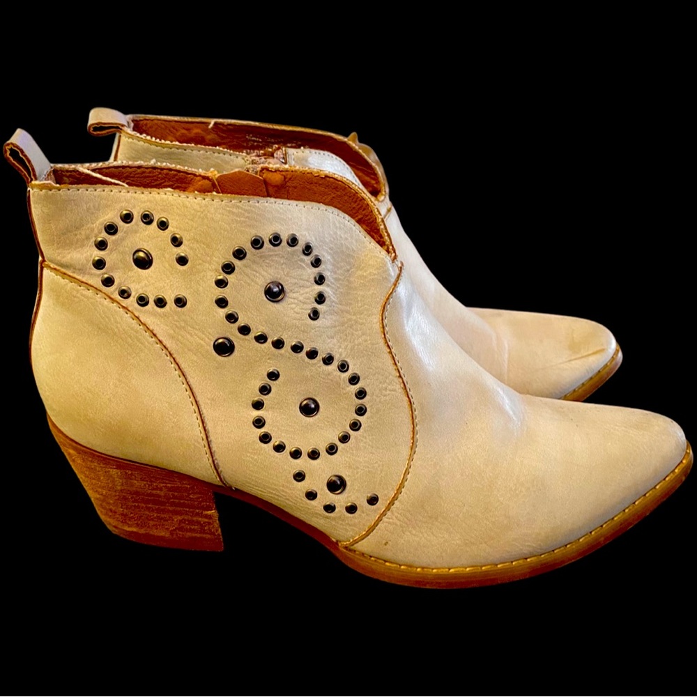 Shit kickin’ in style
Size 8 /Leather/ By MiiM
#cowboy #booties #genuineleather
